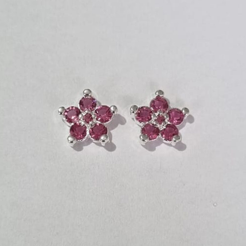 BRINCO FOLHEADO A PRATA COM 50 MILÉSIMOS + VERNIZ DIAMOND FORMATO FLOR CRAVEJADO COM ZIRCÔNIAS ROSA ESCURO 11MM  PRBR000817