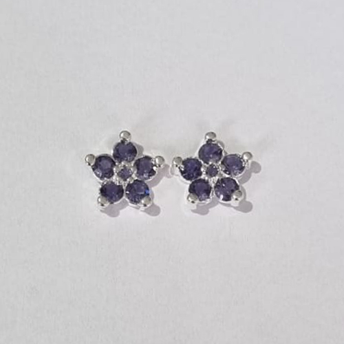 BRINCO FOLHEADO A PRATA COM 50 MILÉSIMOS + VERNIZ DIAMOND FORMATO FLOR CRAVEJADO COM ZIRCÔNIAS LILÁS 11MM  PRBR000820