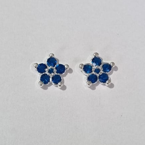 BRINCO FOLHEADO A PRATA COM 50 MILÉSIMOS + VERNIZ DIAMOND FORMATO FLOR CRAVEJADO COM ZIRCÔNIAS AZUÍS 11MM  PRBR000821