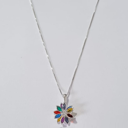 GARGANTILHA FOLHEADA A PRATA COM 50 MILÉSIMOS + VERNIZ DIAMOND CORRENTE 45CM PINGENTE FLOR COM ZIRCÔNIAS COLORIDAS 13MM + EXTENSOR PRGG001045