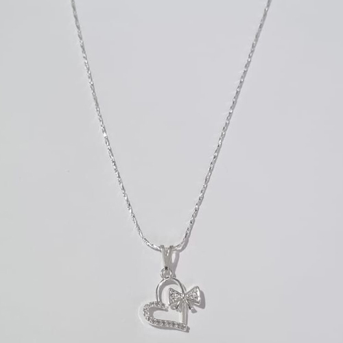 GARGANTILHA FOLHEADA A PRATA COM 50 MILÉSIMOS + VERNIZ DIAMOND CORRENTE 45CM PINGENTE CORAÇÃO COM LAÇO COM MICRO ZIRCÔNIAS 14MM + EXTENSOR PRGG001063