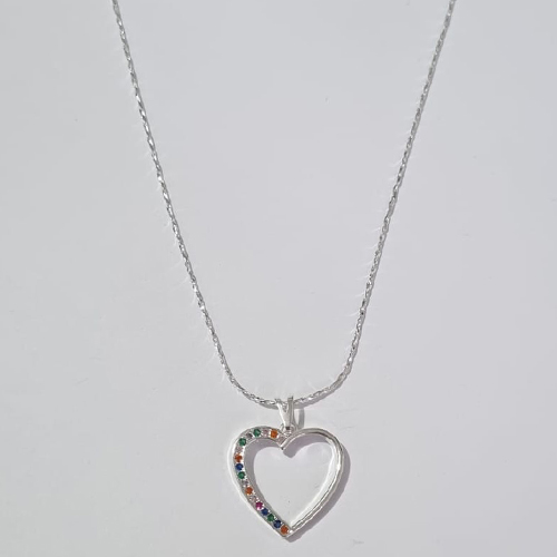 GARGANTILHA FOLHEADA A PRATA COM 50 MILÉSIMOS + VERNIZ DIAMOND CORRENTE 45CM PINGENTE CORAÇÃO COM MICRO ZIRCÔNIAS COLORIDAS VAZADO 18MM + EXTENSOR PRGG001065