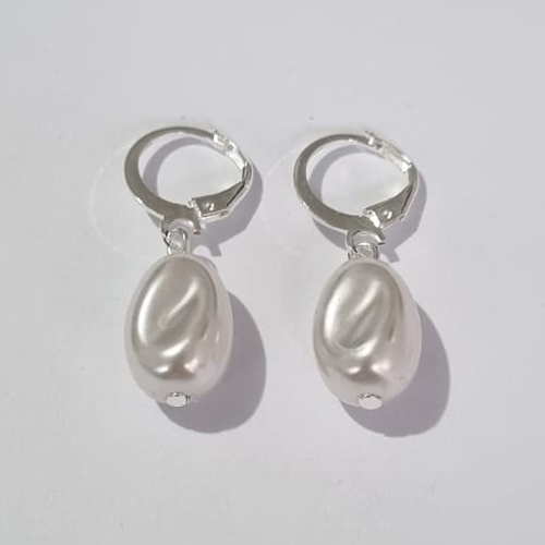 BRINCO FOLHEADO A PRATA COM 50 MILÉSIMOS + VERNIZ DIAMOND ARGOLA DE PRESSÃO COM PÉROLA 10MM PRBR000826