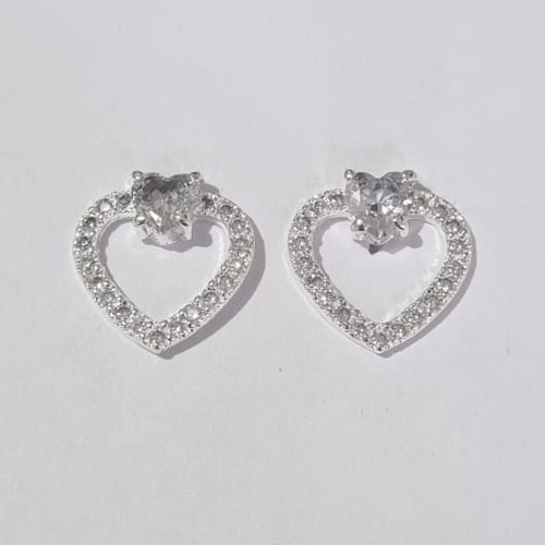 BRINCO FOLHEADO A PRATA COM 50 MILÉSIMOS + VERNIZ DIAMOND CORAÇÃO VAZADO COM MICRO ZIRCÔNIAS E ZIRCÔNIA FORMATO CORAÇÃO 15MM PRBR000830