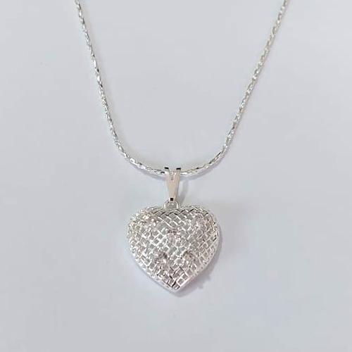 GARGANTILHA FOLHEADA A PRATA COM 50 MILÉSIMOS + VERNIZ DIAMOND CORRENTE 45CM + EXTENSOR COM PINGENTE CORAÇÃO CRAVEJADOS EM MICROS ZIRCÔNIAS 16X17MM FECHO LAGOSTA PRGG001085