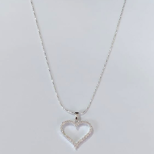 GARGANTILHA FOLHEADA A PRATA COM 50 MILÉSIMOS + VERNIZ DIAMOND CORRENTE SINGAPURA 45CM COM PINGENTE CORAÇÃO CRAVEJADO EM MICROS ZIRCÔNIAS 17MM FECHO LAGOSTA PRGG001086