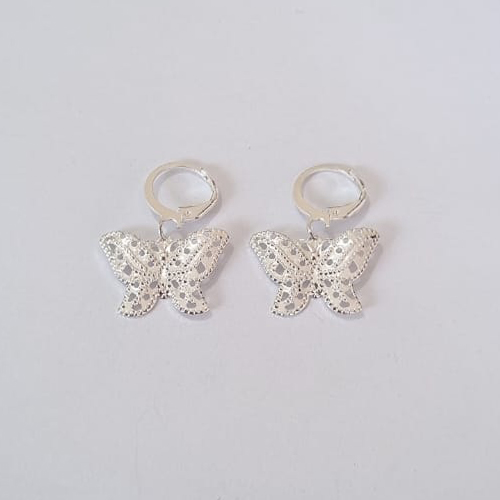 BRINCO FOLHEADO A PRATA COM 50 MILÉSIMOS + VERNIZ DIAMOND ARGOLA DE PRESSÃO E PINGENTE BORBOLETA 15X21MM PRBR000843