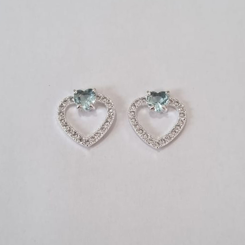 BRINCO FOLHEADO A PRATA COM 50 MILÉSIMOS + VERNIZ DIAMOND CORAÇÃO VAZADO COM MICRO ZIRCÔNIAS E ZIRCÔNIA FORMATO CORAÇÃO AZUL CLARO 15MM PRBR000851
