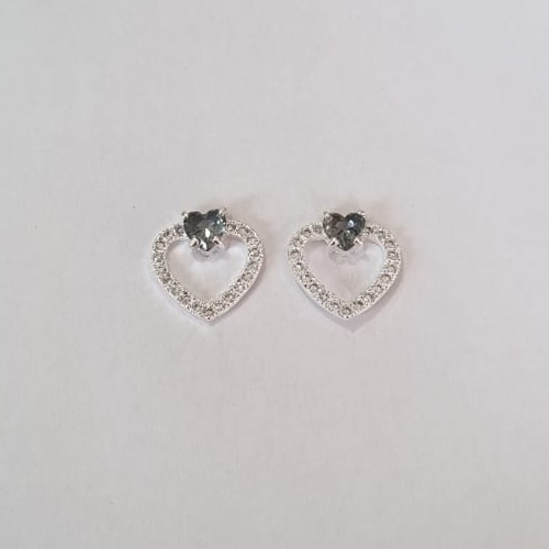 BRINCO FOLHEADO A PRATA COM 50 MILÉSIMOS + VERNIZ DIAMOND CORAÇÃO VAZADO COM MICRO ZIRCÔNIAS E ZIRCÔNIA FORMATO CORAÇÃO CINZA15MM PRBR000853