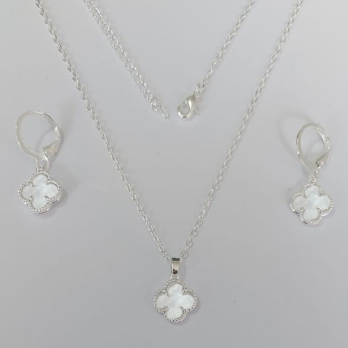 CONJUNTO FOLHEADO A PRATA COM 50 MILÉSIMOS + VERNIZ DIAMOND CORRENTE CADEADO 45CM PINGENTE VANM CLEEF MADRE PÉROLA 12MM E BRINCOS COM ARGOLA DE PRESSÃO TREVO MADRE PÉROLA 10MM PRCJ000086