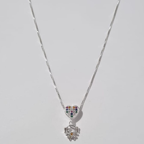GARGANTILHA FOLHEADA A PRATA COM 50 MILÉSIMOS + VERNIZ DIAMOND CORRENTE VENEZIANA 45CM COM BASE E PINGENTE MENINA CRAVEJADO EM MICRO ZIRCÔNIAS COLORIDAS 18MM PRGG001102