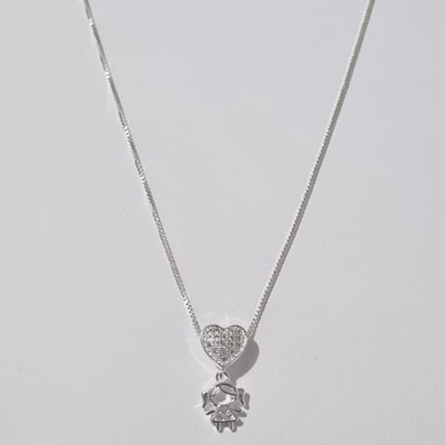 GARGANTILHA FOLHEADA A PRATA COM 50 MILÉSIMOS + VERNIZ DIAMOND CORRENTE VENEZIANA 45CM COM BASE E PINGENTE MENINA CRAVEJADO EM MICRO ZIRCÔNIAS CRISTAIS 18MM PRGG001104