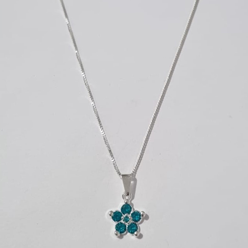 GARGANTILHA FOLHEADA A PRATA COM 50 MILÉSIMOS + VERNIZ DIAMOND CORRENTE VENEZIANA 45CM PINGENTE FLOR COM PEDRAS EM ZIRCÔNIAS AZUL CLARO 12MM PRGG001106
