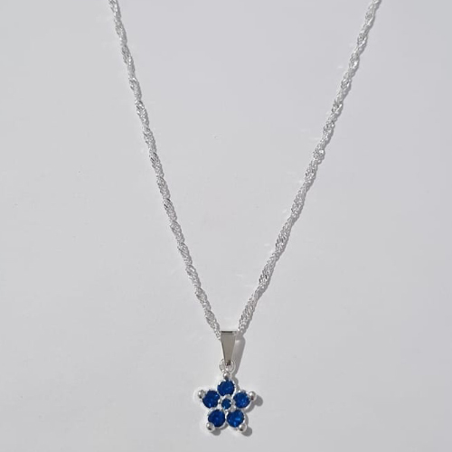 GARGANTILHA FOLHEADA A PRATA COM 50 MILÉSIMOS + VERNIZ DIAMOND CORRENTE VENEZIANA 45CM PINGENTE FLOR COM PEDRAS EM ZIRCÔNIAS AZUL ESCURA 12MM PRGG001113