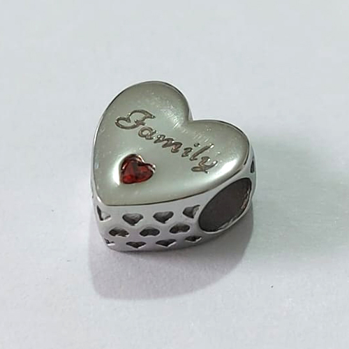 BERLOQUE EM AÇO INOXIDÁVEL 316L FORMATO CORAÇÃO COM ZIRCÔNIA VERMELHA E PALAVRA FAMILY 11X11MM ACBQ000001