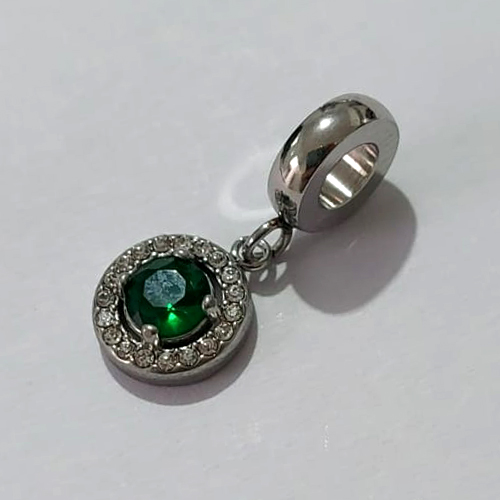 BERLOQUE EM AÇO INOXIDÁVEL 316L PINGENTE REDONDO CRAVEJADO EM MICROS ZIRCÔNIAS E PEDRA VERDE EM ZIRCÔNIA 8X8MM ACBQ000002