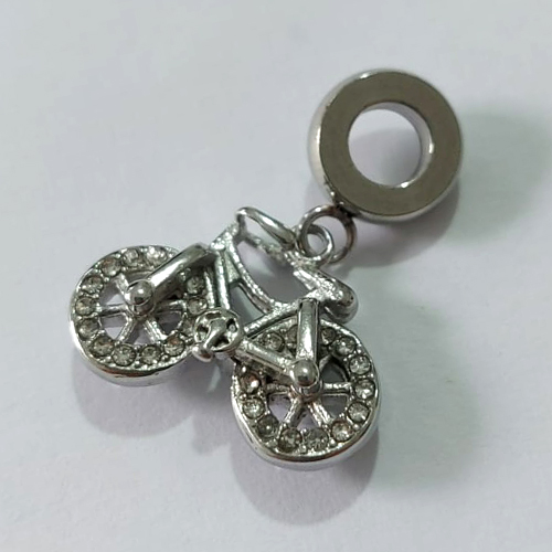 BERLOQUE EM AÇO INOXIDÁVEL 316L PINGENTE BICICLETA CRAVEJADA EM MICROS ZIRCÔNIAS 14X18MM ACBQ000006