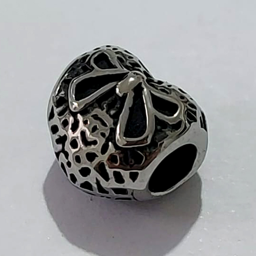 BERLOQUE EM AÇO INOXIDÁVEL 316L FORMATO CORAÇÃO COM LACINHO 11X11MM ACBQ000018