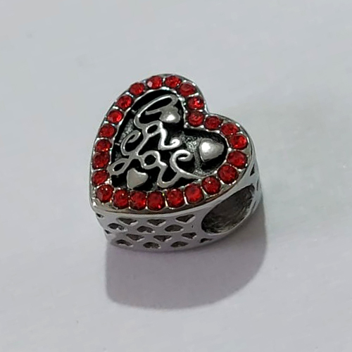BERLOQUE EM AÇO INOXIDÁVEL 316L CORAÇÃO PALAVRA LOVE YOU COM ZIRCÔNIAS VERMELHAS 12X12MM ACBQ000020