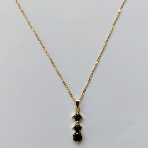 GARGANTILHA FOLHEADA A OURO CORRENTE SINGAPURA 42CM COM PINGENTE COM PEDRAS EM ZIRCÔNIAS PRETAS 5X25MM OUGG000082