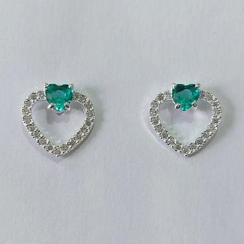 BRINCO FOLHEADO A PRATA COM 50 MILÉSIMOS + VERNIZ DIAMOND BRINCO DE PINO CORAÇÃO VAZADO COM MICRO ZIRCÔNIAS E ZIRCÔNIA FORMATO CORAÇÃO VERDE 15MM PRBR000858