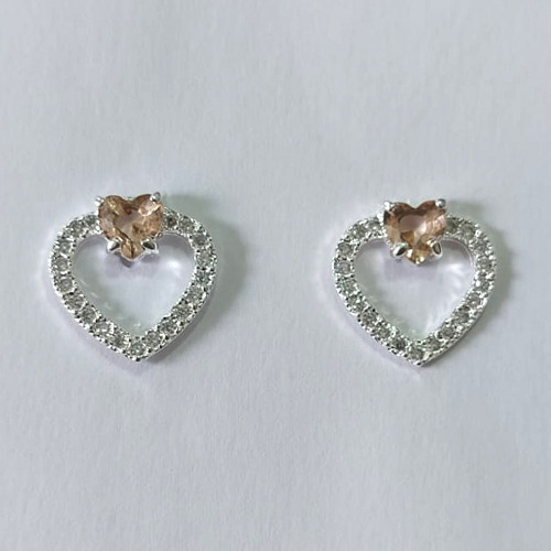 BRINCO FOLHEADO A PRATA COM 50 MILÉSIMOS + VERNIZ DIAMOND BRINCO DE PINO CORAÇÃO VAZADO COM MICRO ZIRCÔNIAS E ZIRCÔNIA FORMATO CORAÇÃO MARROM 15MM PRBR000860