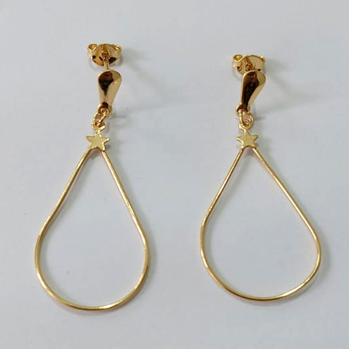 BRINCO FOLHEADO A OURO COM 6 MILÉSIMOS + VERNIZ DIAMOND BASE LISA FORMATO GOTA COM ESTRELA NA PONTA 18MM OUBR000078