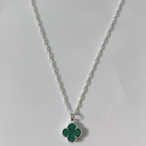 GARGANTILHA FOLHEADA A PRATA COM 50 MILÉSIMOS + VERNIZ DIAMOND CORRENTE SINGAPURA 45CM TREVO VERDE LISTRADO 13MM PRGG001127