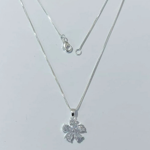 GARGANTILHA FOLHEADA A PRATA COM 50 MILÉSIMOS + VERNIZ DIAMOND CORRENTE VENEZIANA PINGENTE FLOR COM ZIRCÔNIAS CRISTAIS 13MM PRGG001123
