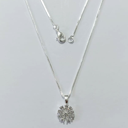 GARGANTILHA FOLHEADA A PRATA COM 50 MILÉSIMOS + VERNIZ DIAMOND CORRENTE VENEZIANA PINGENTE FLOR COM ZIRCÔNIAS CRISTAIS 10MM PRGG001123