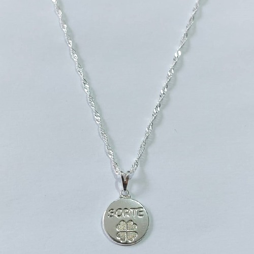 GARGANTILHA FOLHEADA A PRATA COM 50 MILÉSIMOS + VERNIZ DIAMOND CORRENTE SINGAPURA 45CM MEDALHA SORTE COM TREVO 15MM PRGG001132