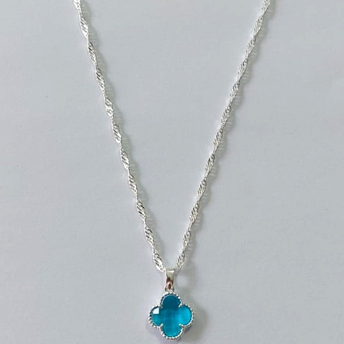 GARGANTILHA FOLHEADA A PRATA COM 50 MILÉSIMOS + VERNIZ DIAMOND CORRENTE SINGAPURA 45CM TREVO AZUL CLARO VIDRO 10MM PRGG001146