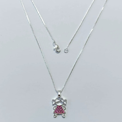 GARGANTILHA FOLHEADA A PRATA COM 50 MILÉSIMOS + VERNIZ DIAMOND CORRENTE VENEZIANA 45CM PINGENTE MENINA COM MICRO ZIRCÔNIAS VERMELHAS 13MM PRGG001152
