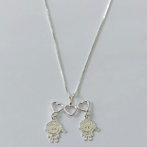 GARGANTILHA FOLHEADA A PRATA COM 50 MILÉSIMOS + VERNIZ DIAMOND CORRENTE VENEZIANA 45CM CANGA CORAÇÕES VAZADOS 2 MENINOS 22MM PRGG001152