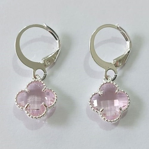 BRINCO FOLHEADO A PRATA COM 50 MILÉSIMOS + VERNIZ DIAMOND ARGOLA DE PRESSÃO TREVO ROSA VIDRO 13MM PRBR000875