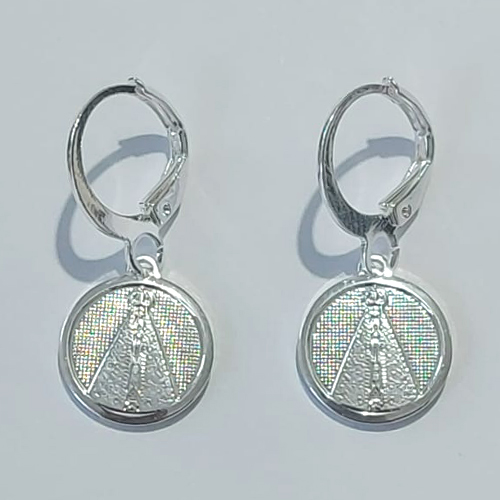 BRINCO FOLHEADO A PRATA COM 50 MILÉSIMOS + VERNIZ DIAMOND ARGOLA DE PRESSÃO NOSSA SENHORA APARECIDA 12MM PRBR000878