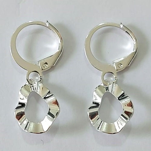 BRINCO FOLHEADO A PRATA COM 50 MILÉSIMOS + VERNIZ DIAMOND ARGOLA DE PRESSÃO TEXTURA ORGÂNICA FORMATO GOTA VAZADA 10MM PRBR000880