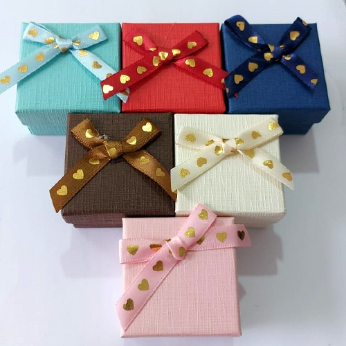 CAIXINHA PARA PRESENTE COM LAÇO PARA JOIAS (CORES SORTIDAS) 4X4CM PREB000001