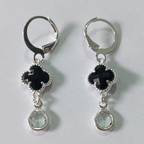 BRINCO FOLHEADO A PRATA COM 50 MILÉSIMOS + VERNIZ DIAMOND ARGOLA DE PRESSÃO TREVO PRETO DE VIDRO 9MM E PEDRA CRISTAL PRBR000881