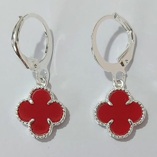 BRINCO FOLHEADO A PRATA COM 50 MILÉSIMOS + VERNIZ DIAMOND ARGOLA DE PRESSÃO TREVO VERMELHO 10MM PRBR000895