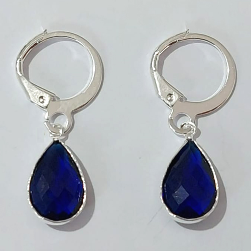 BRINCO FOLHEADO A PRATA COM 50 MILÉSIMOS + VERNIZ DIAMOND ARGOLA DE PRESSÃO FORMATO GOTA PEDRA CRISTAL AZUL 8MM (PAR) PRBR000899