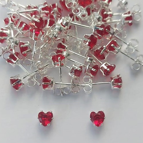 BRINCO FOLHEADA A PRATA COM 50 MILÉSIMOS + VERNIZ DIAMOND - BRINCO DE PINO ZIRCÔNIA FORMATO CORAÇÃO VERMELHO 5MM (PRA422) PRBR000900