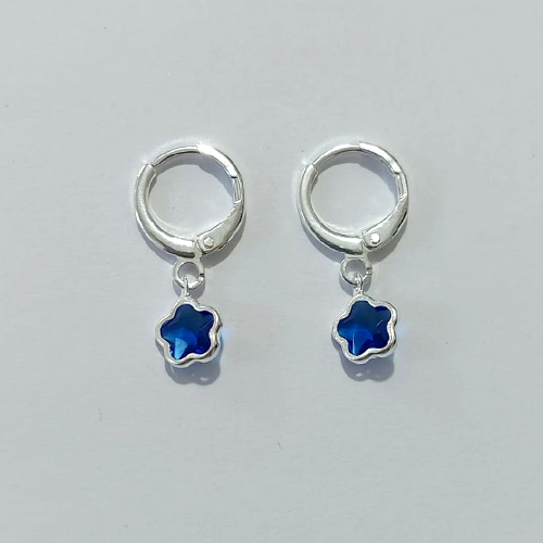 BRINCO FOLHEADO A PRATA COM 50 MILÉSIMOS + VERNIZ DIAMOND BRINCO COM TRANQUETA DE PRESSÃO TREVO AZUL 6MM PRBR000920
