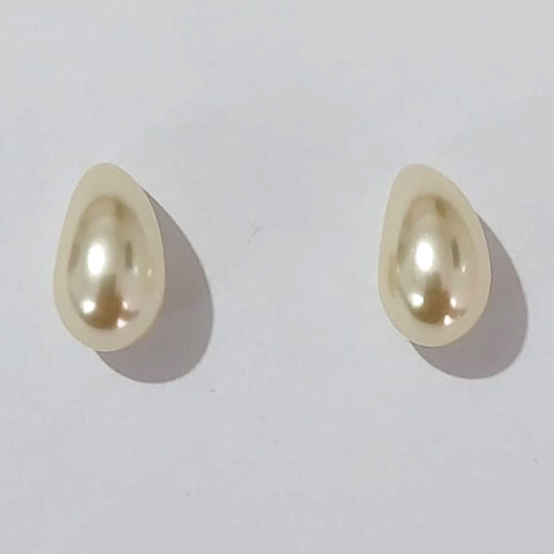 BRINCO FOLHEADO A PRATA COM 50 MILÉSIMOS + VERNIZ DIAMOND TIPO PÉROLA FORMATO GOTA 9X17MM PRBR000924