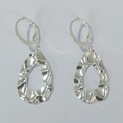 BRINCO FOLHEADO A PRATA COM 50 MILÉSIMOS + VERNIZ DIAMOND ARGOLA DE PRESSÃO FORMATO GOTA MARTELADA VAZADA 14X23MM PRBR000929