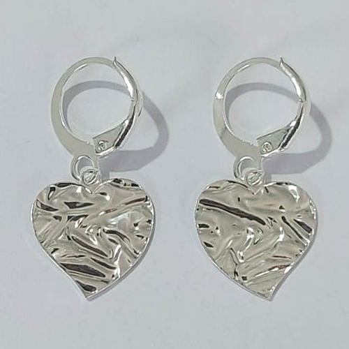 BRINCO FOLHEADO A PRATA COM 50 MILÉSIMOS + VERNIZ DIAMOND ARGOLA DE PRESSÃO FORMATO CORAÇÃO MARTELADO 14X15MM PRBR000930
