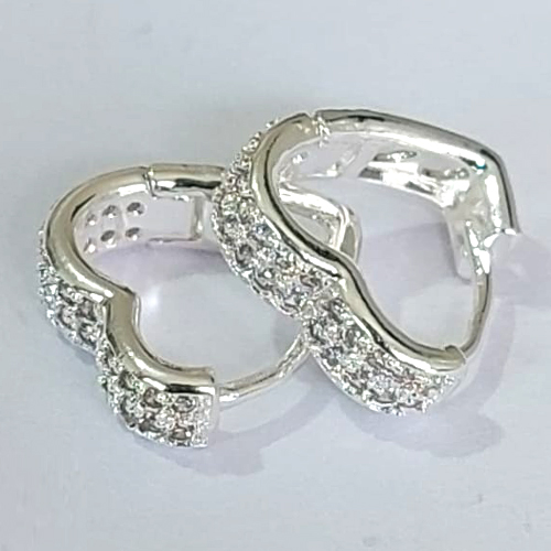 BRINCO FOLHEADO A PRATA COM 50 MILÉSIMOS + VERNIZ DIAMOND ARGOLA FORMATO CORAÇÃO COM 2 FILEIRAS DE MICROS ZIRCÔNIAS 13MM PRBR000931
