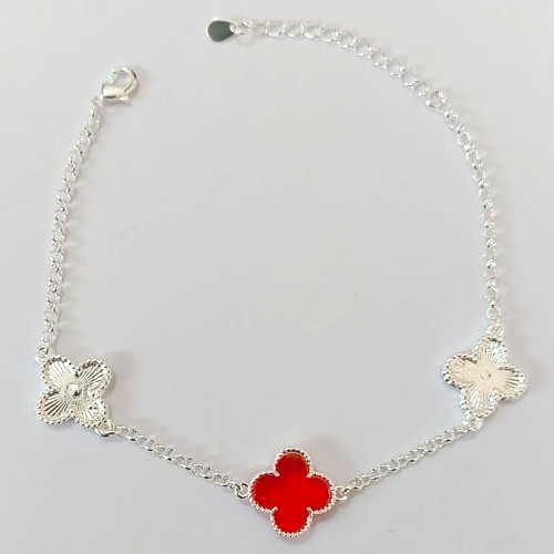 PULSEIRA FOLHEADA A PRATA COM 50 MILÉSIMOS + VERNIZ DIAMOND 18CM 2 TREVOS PRATA 15MM E 1 TREVO VIDRO VERMELHO 15MM + EXTENSOR E FECHO LAGOSTA PRPS000953