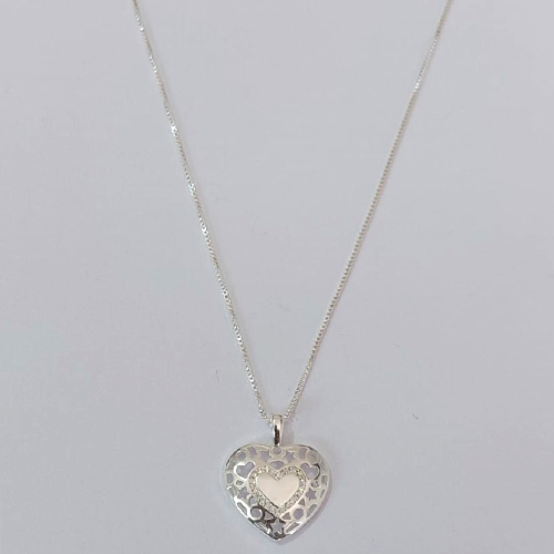 GARGANTILHA FOLHEADA A PRATA COM 50 MILÉSIMOS + VERNIZ DIAMOND CORRENTE VENEZIANA 45CM COM PINGENTE CORAÇÃO COM DETALHES VAZADOS CRAVEJADOS EM MICROS ZIRCÔNIAS 18MM + EXTENSOR FECHO LAGOSTA PRGG001176