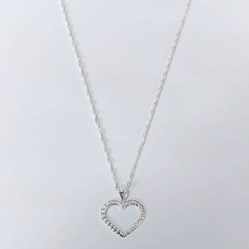 GARGANTILHA FOLHEADA A PRATA COM 50 MILÉSIMOS + VERNIZ DIAMOND CORRENTE SINGAPURA 45CM PINGENTE CORAÇÃO VAZADO 24MM FECHO LAGOSTA PRGG001188